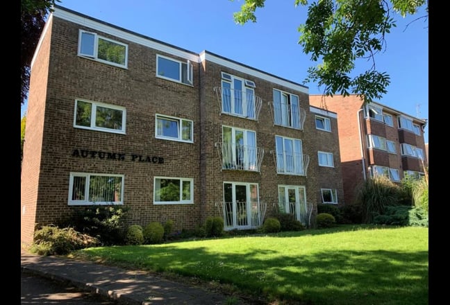 SHORT LET two bed, parking & garden, Winn Road Main Photo