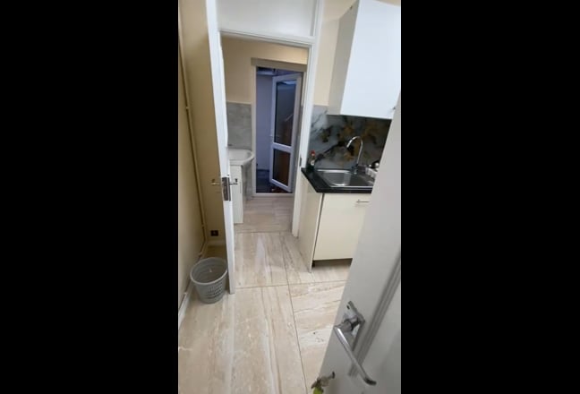 Spacious Room Available for Rent in Enfield, EN1 Main Photo