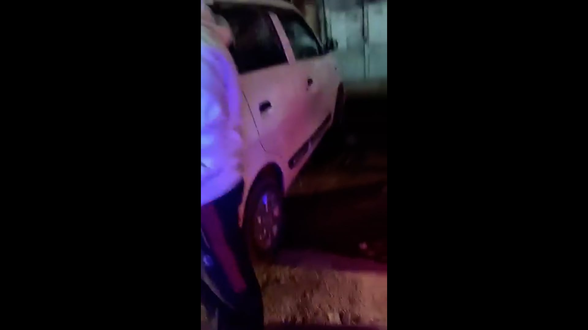 ▶️......हरियाणा नंबर की वैगनआर, शीशे पर प्रेस का स्टिकर, गाड़ी की छत पर शराब की बोतलें और सजे हुए ग्लास। मेरठ, यूपी में शाम ढलते ही सड़क पर यह नज़ारा दिखा। सूचना मिलते ही दरोगा जी मौके पर पहुंचे और मोबाइल से पूरी घटना रिकॉर्ड करने लगे।

आगे क्या हुआ, क्या बातचीत हुई—सब कुछ वीडियो में सुनिए…