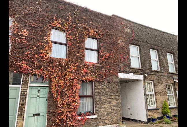 3 minute walk to Brentwood station- Warley side. Main Photo