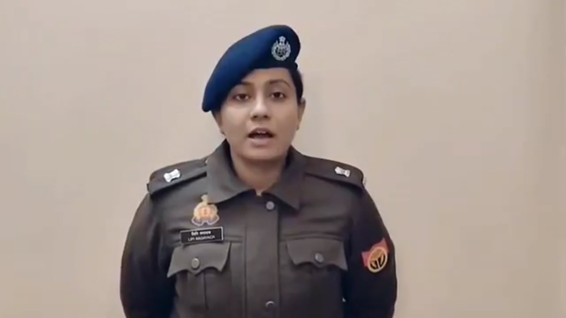 ▶️......दिल्ली के 24 लोगों ने एक ही मोबाइल नंबर और एक ही फर्जी पते के आधार पर गाजियाबाद से पासपोर्ट बनवाए। जांच में सामने आया कि पासपोर्ट डिलीवरी करने वाले डाकिया को प्रति पासपोर्ट दो हजार रुपये देने की डील की गई थी। विवेक और प्रकाश के कहने पर डाकिया अरुण लगातार पासपोर्ट पहुंचाता रहा। इस मामले में एक महिला समेत पांच लोगों को गिरफ्तार किया गया है।