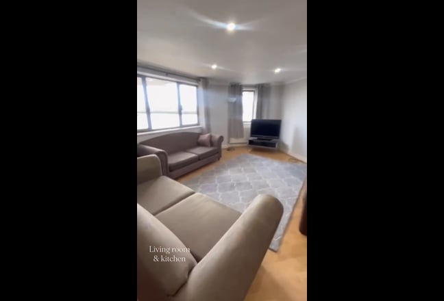 Great room overlooking Thames Main Photo