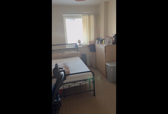 I bed and own bathroom ( not- en-suite) available Main Photo