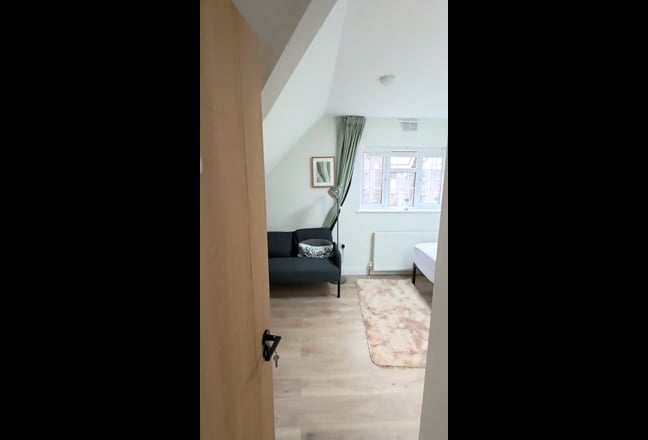 Top-Quality Large Room in Central Redhill Main Photo