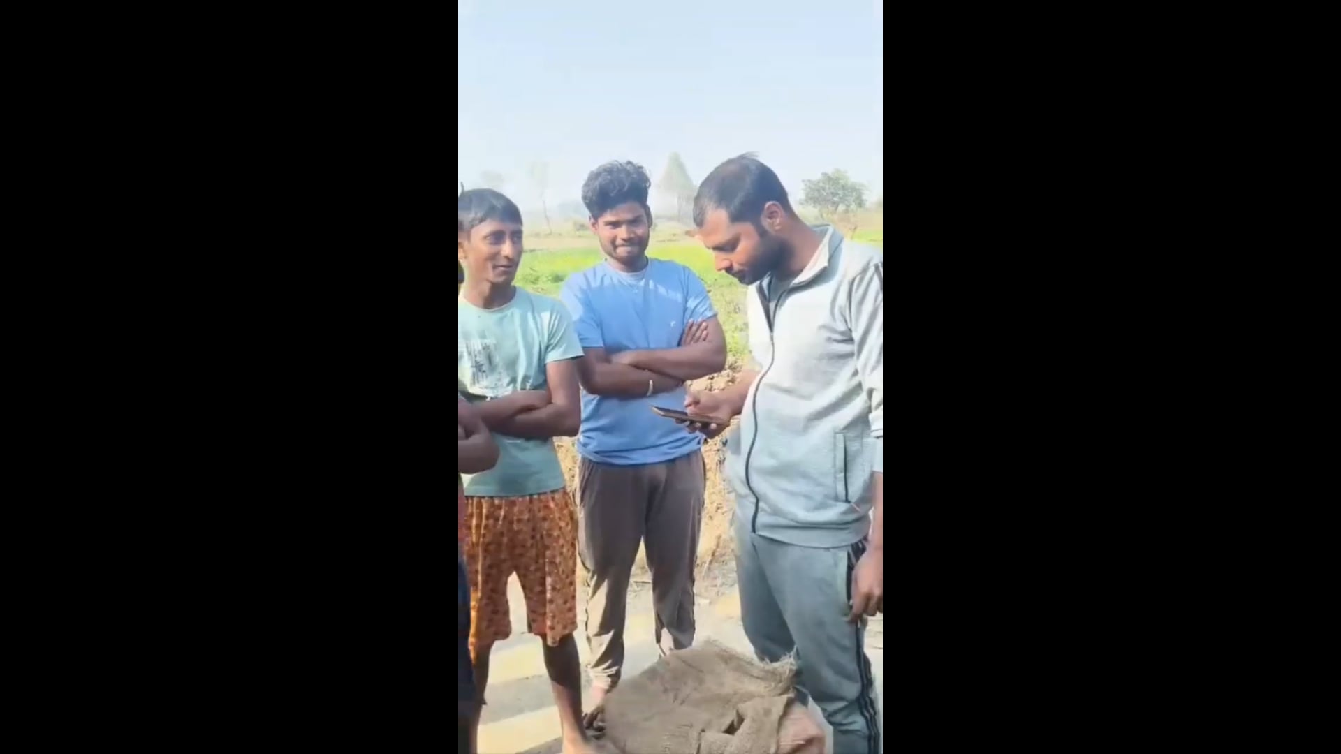 सोशल मीडिया पर एक तेजी से वीडियो वायरल हो रहा है, जिसमें एक प्राइमरी स्कूल के हेड मास्टर के द्वारा बच्चों के खाने का 