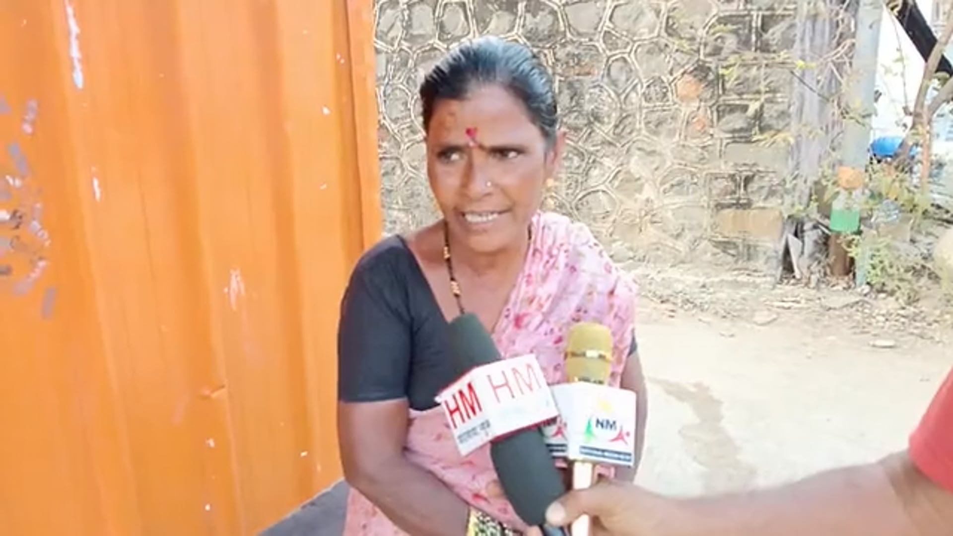 पिंपरी खु येथील महीला मतदार