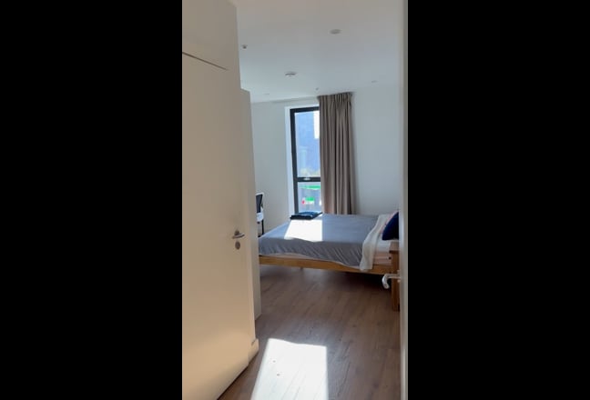 Large en-suite double bedroom in sunny flat Main Photo