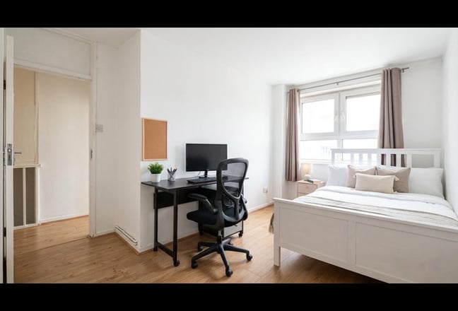 Bright Spacious Double Room in Mile End  Main Photo