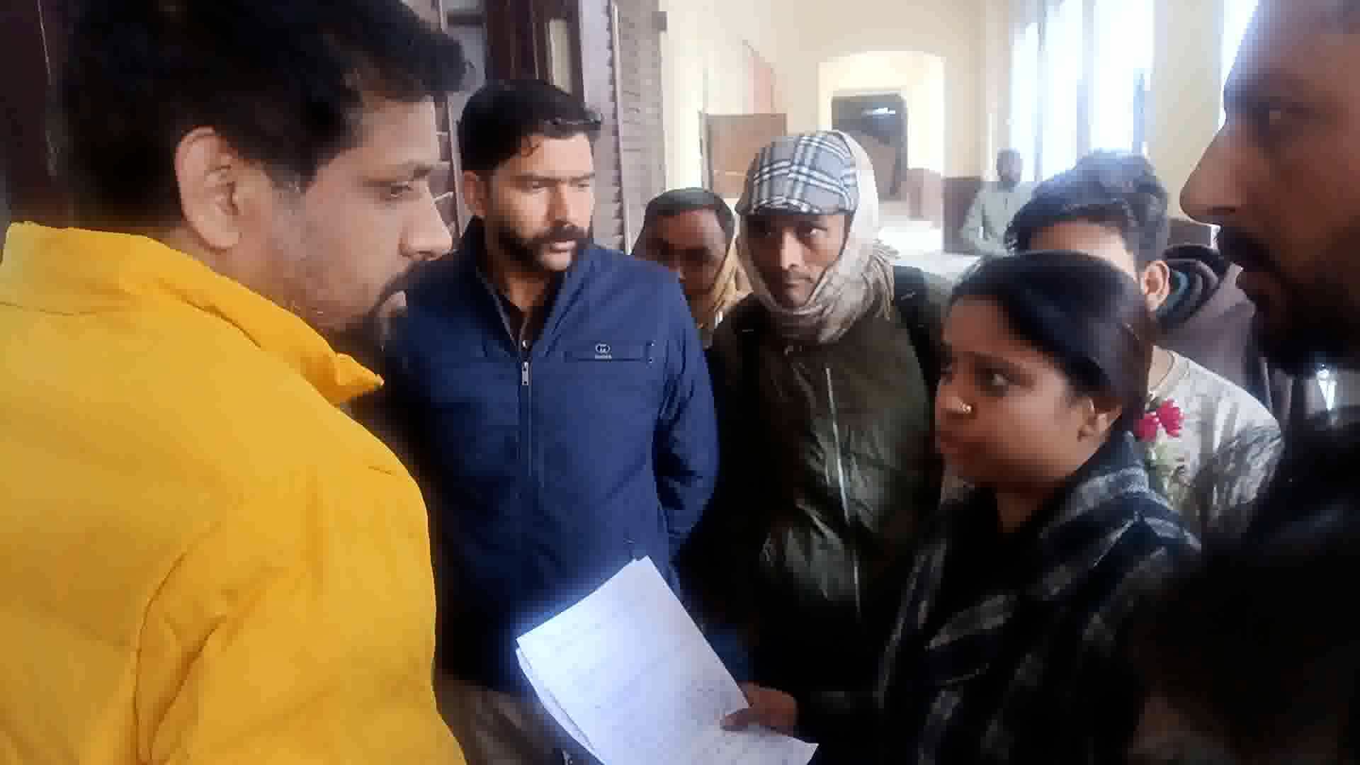 कलेक्टर ऑफिस में कैंट एरिया दुकानदारों ने ज्ञापन दिया की दुकान के आगे जेबीसी से खुदाई करी गई इससिलसिले में ज्ञापन 