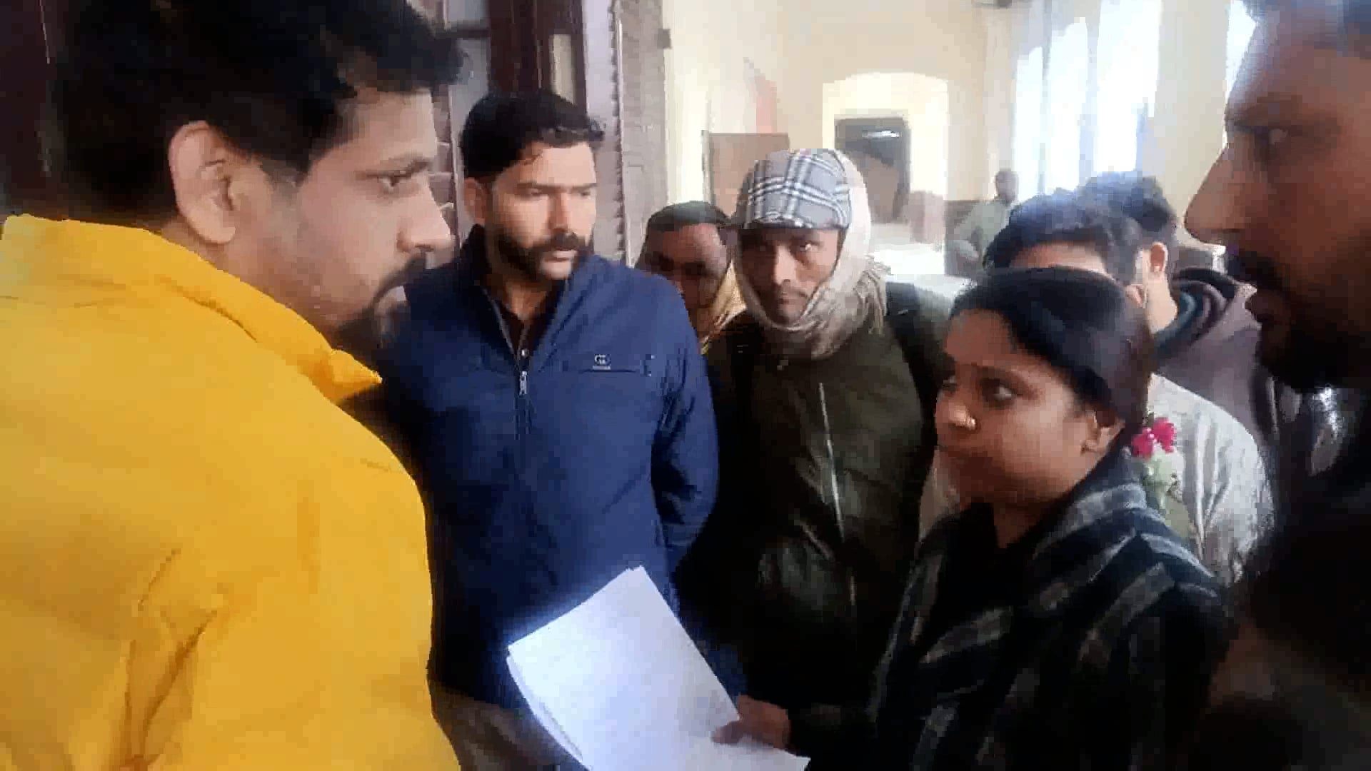 कलेक्टर ऑफिस में कैंट एरिया दुकानदारों ने ज्ञापन दिया की दुकान के आगे जेबीसी से खुदाई करी गई इससिलसिले में ज्ञापन 