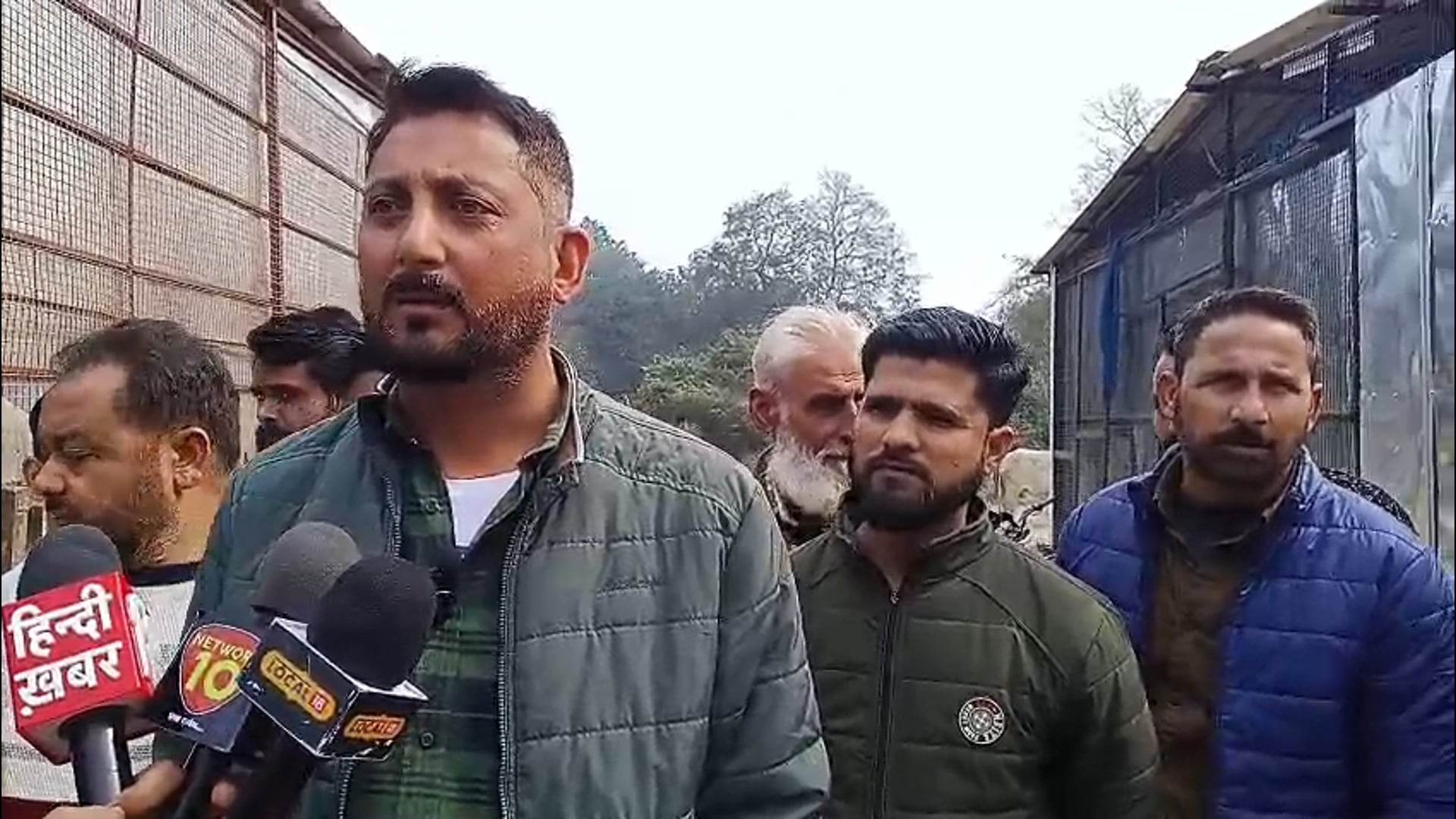 OCF मार्केट में खुदाई का विरोध, दुकानदारों ने डीएम को सौंपा ज्ञापन
शाहजहांपुर।
कैंट एरिया स्थित OCF मार्केट में दुकानों के सामने बिना सूचना कराई जा रही खुदाई और दीवार निर्माण को लेकर व्यापारियों में नाराजगी है। दुकानदारों ने जिलाधिकारी को ज्ञापन सौंपकर निर्माण कार्य रुकवाने की मांग की है।