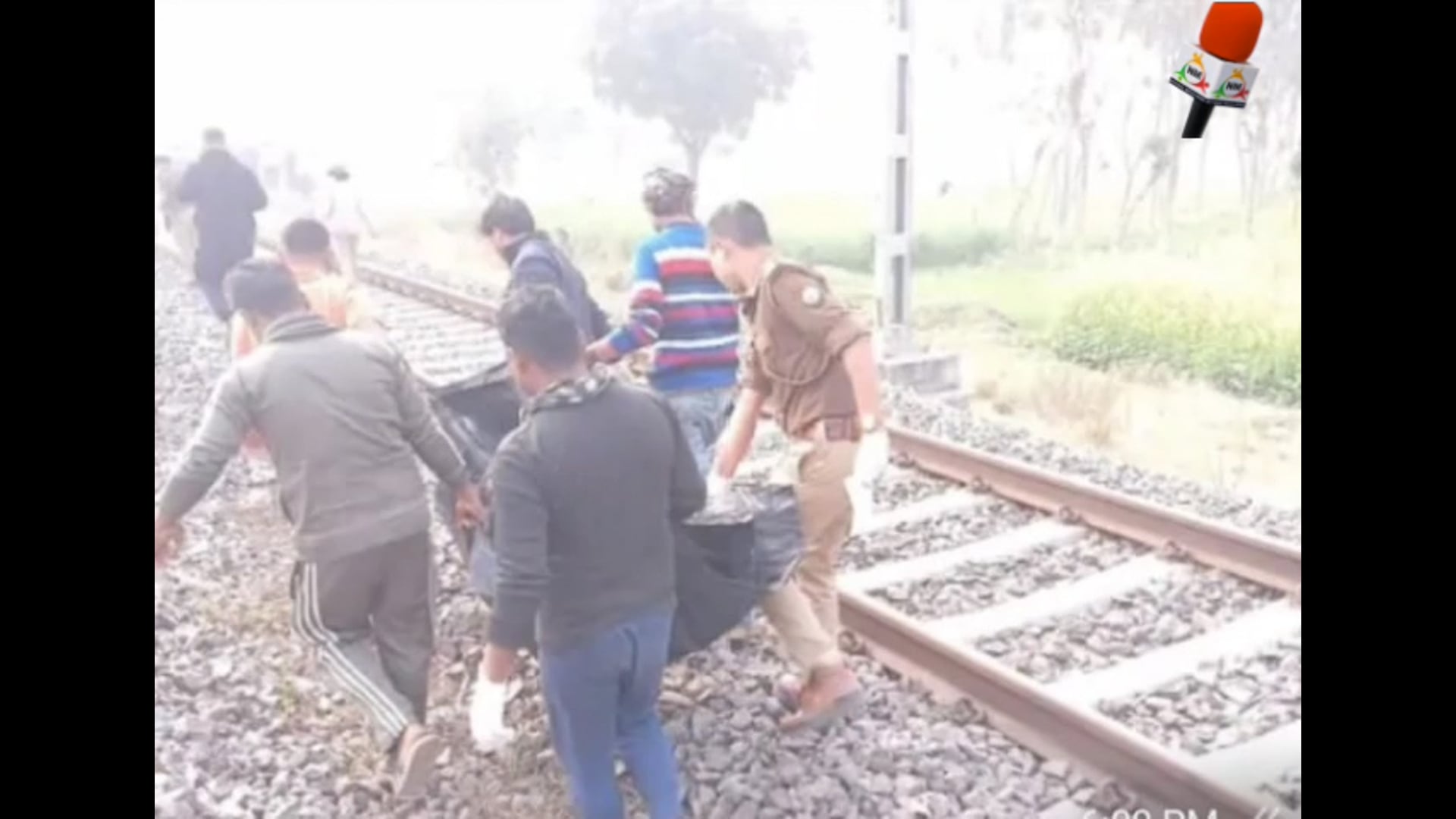 अंबेडकरनगर मालीपुर थाना क्षेत्र के टिकरी गांव में मंगलवार सुबह एक 21 वर्षीय युवती ने ट्रेन के सामने कूदकर आत्महत्या कर ली। घटना जाफरगंज–मालीपुर रेलवे स्टेशन के बीच टिकरी गांव के पास हुई। सुबह के समय हुई इस घटना से इलाके में अफरा-तफरी मच गई। सूचना मिलते ही मालीपुर पुलिस मौके पर पहुंची और स्थिति को नियंत्रित किया।
पुलिस ने मौके पर पहुंचकर शव को कब्जे में लिया और आवश्यक कानूनी प्रक्रिया पूरी करते हुए पोस्टमार्टम के लिए भेज दिया।