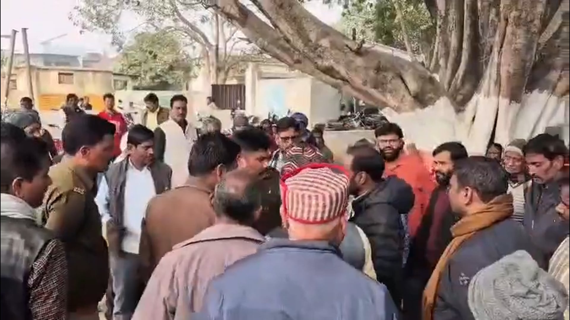 अंबेडकर नगर टांडा थाना का मामला भाजपा नेता के चचेरे भाई ने पहले तहसीलदार और फिर कोतवाल के साथ की बदतमीजी वीडियो वायरल मामला गरमाया