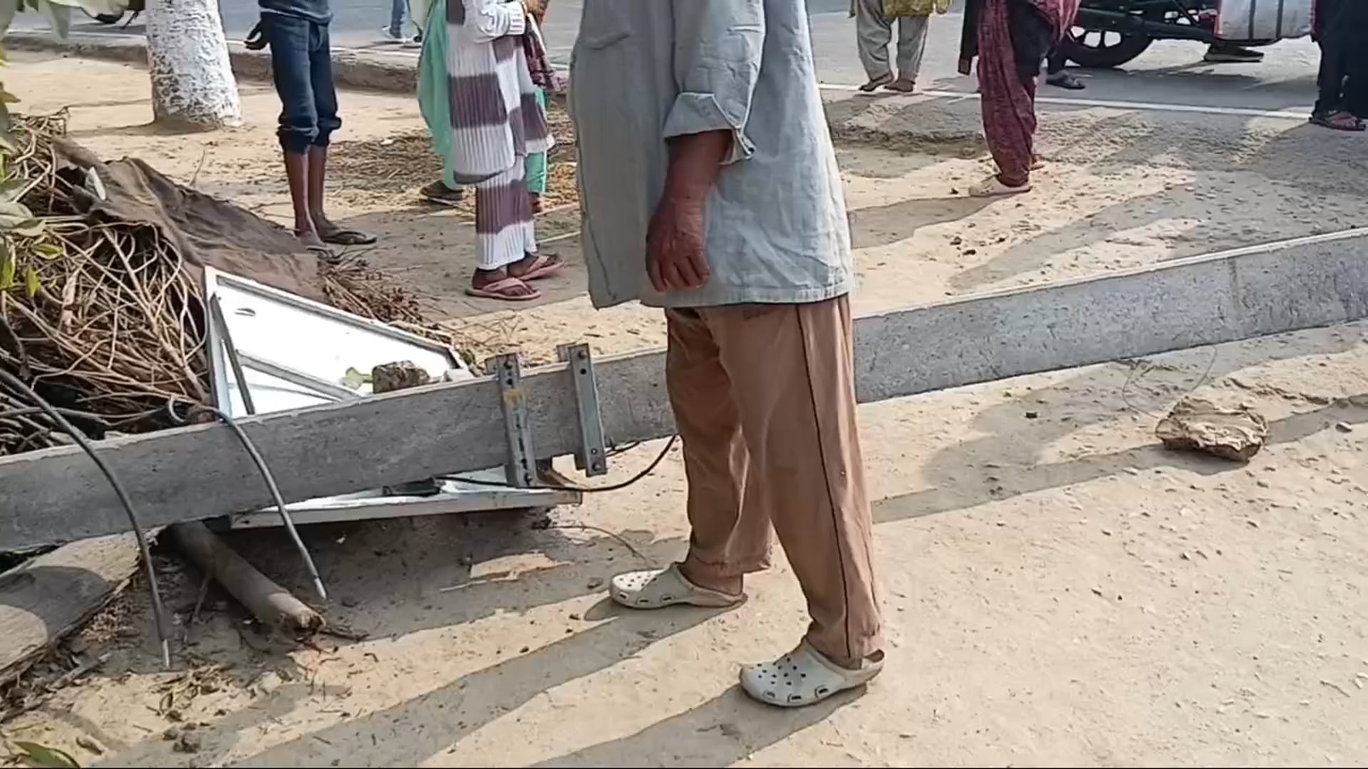 टेंपो की टक्कर से बिजली का पोल टूट कर गिरा दो जख्मी