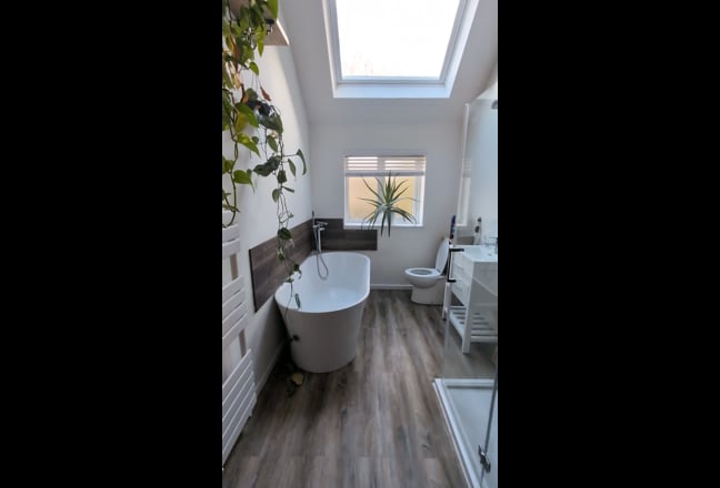 Double Room in Refurbished House  Main Photo