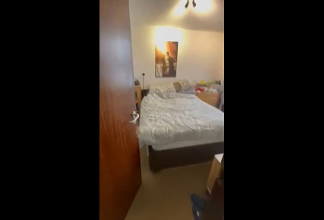 Lovely 3-Bed Flat with Massive Rooms Main Photo