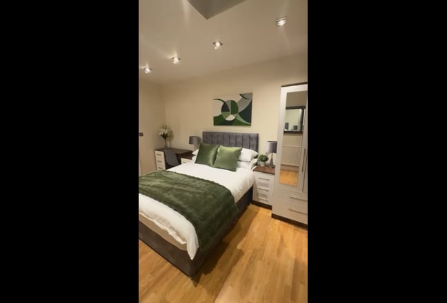 Stylish Modern Studio with Bathroom & Kitchenette Main Photo