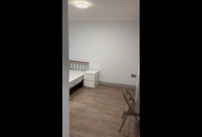 Ensuite double room near Turnpike Lane Station  Main Photo