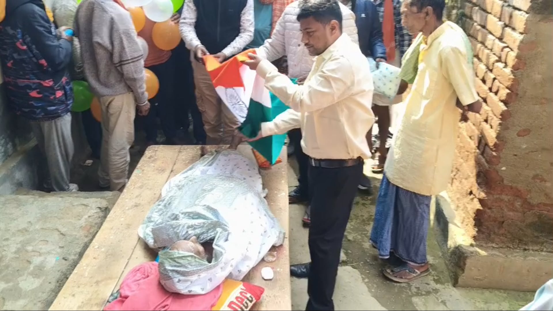 स्वतंत्रता सेनानी के पत्नी के निधन पर अधिकारियों एवं पुलिसकर्मियों ने दिया श्रद्धांजलि।