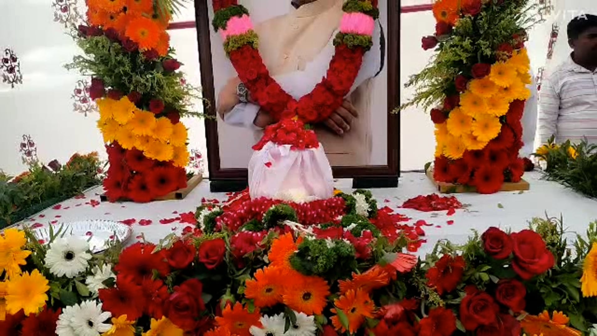 कोल्हापूर मे उपमुख्यमंत्री अजित पवार की अस्थिकलश राष्ट्रवादी काँग्रेस पार्टीके कार्यालय में  दर्शन के लिये रखी थी।