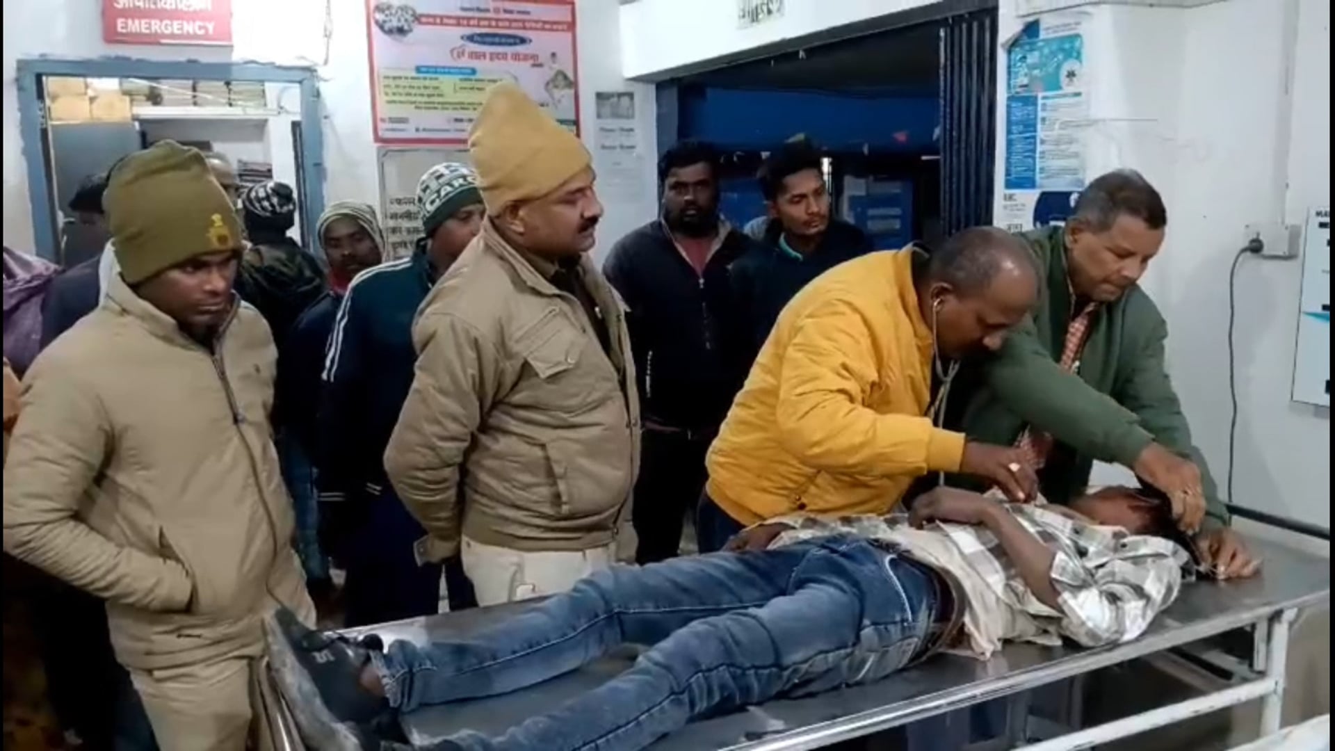 जेठौर बियर के पास सड़क किनारे मूर्छित पड़े युवक को पुलिस में पहुंचाया अस्पताल। भागलपुर रेफर