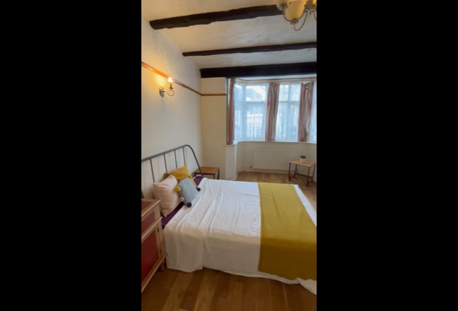 Bright Double room close to train station  Main Photo