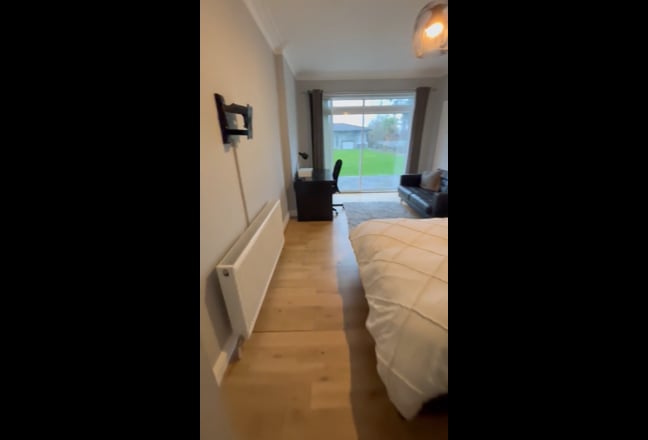 Large Double Bedroom - House Share Main Photo