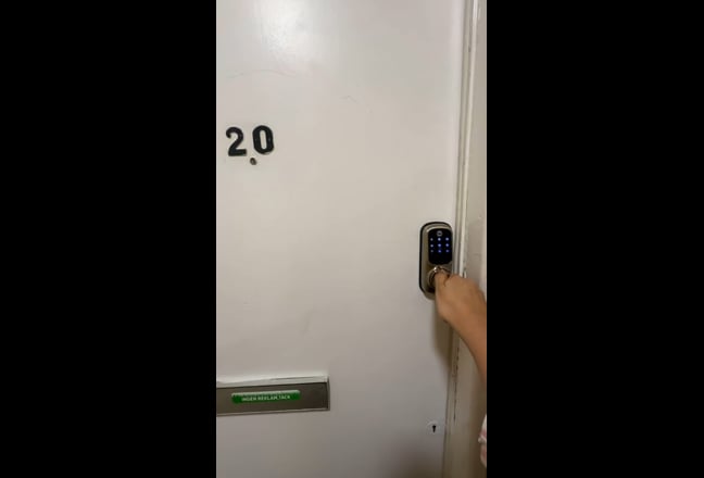 Large Double room | 2 mins walk to DLR & Overgrnd Main Photo