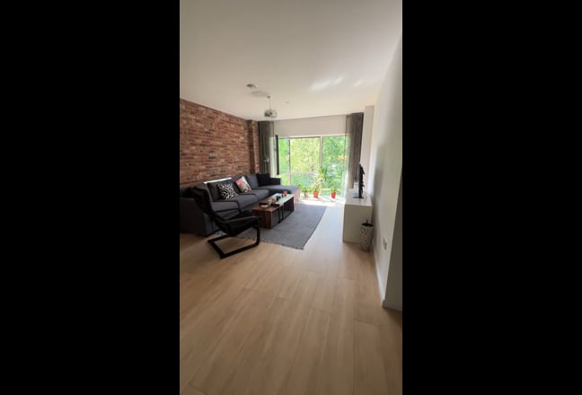 Double Room | Refurb Riverside Flat + Gym Main Photo