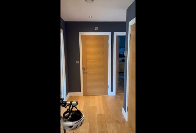 Bright double room available now Main Photo