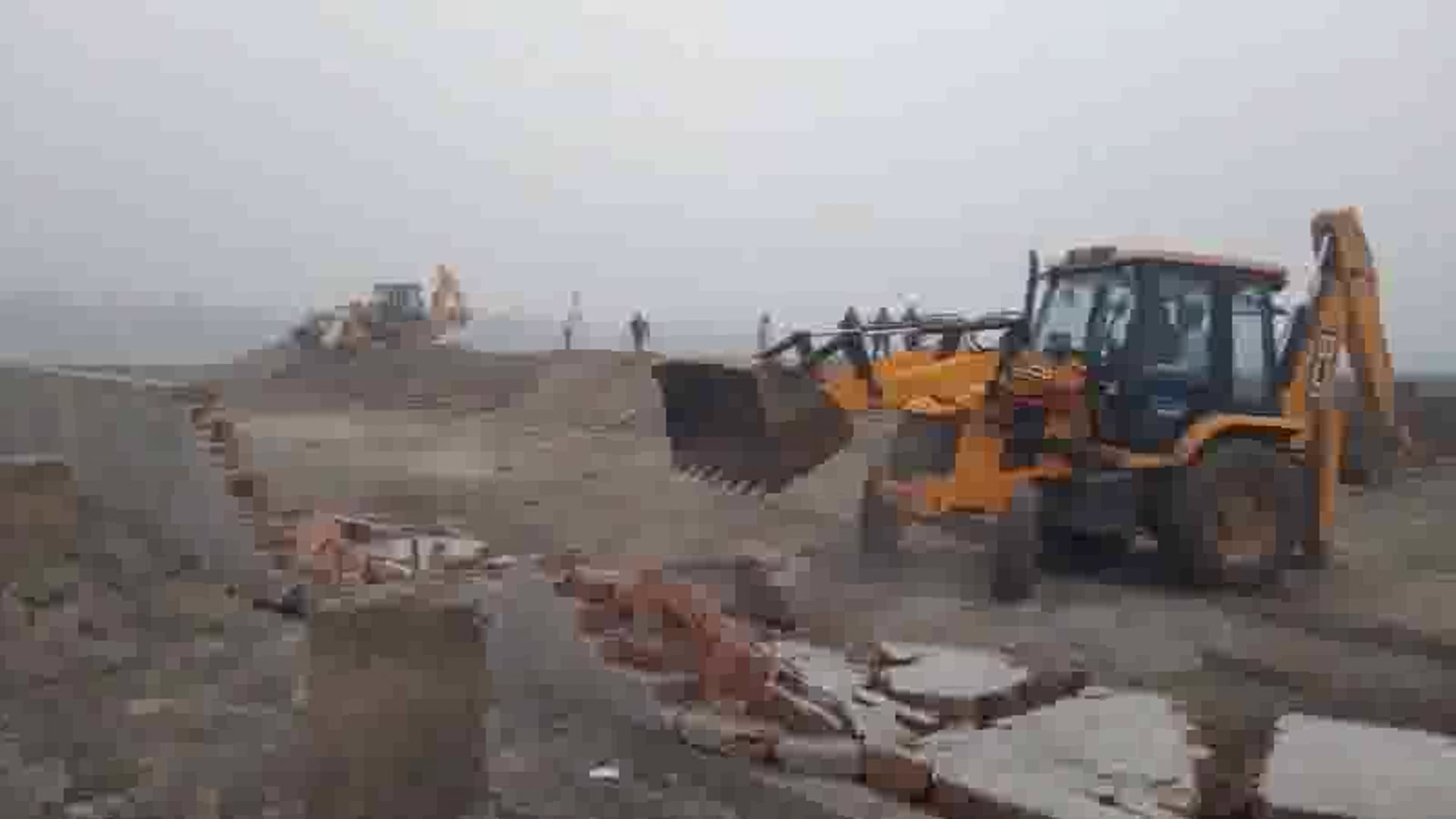 यीडा का बड़ा एक्शन, राया हेरिटेज सिटी में अवैध निर्माणों पर गरजे बुलडोजर, मंदिर समेत कई अवैध निर्माण किए ध्वस्त।