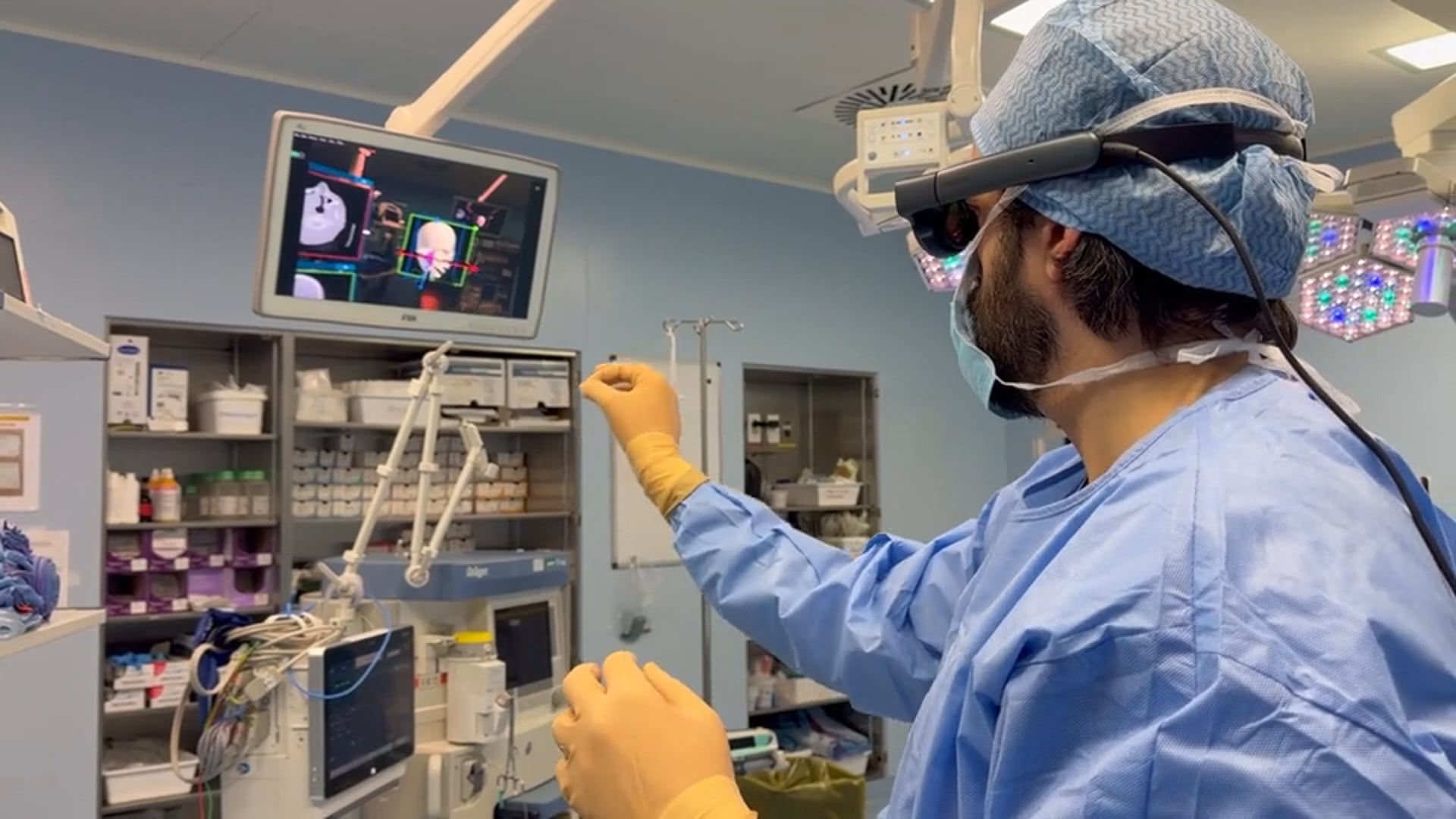 Chirurghi in sala operatoria con il visore in 3D