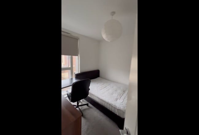 Double room in a clean modern shared house Main Photo