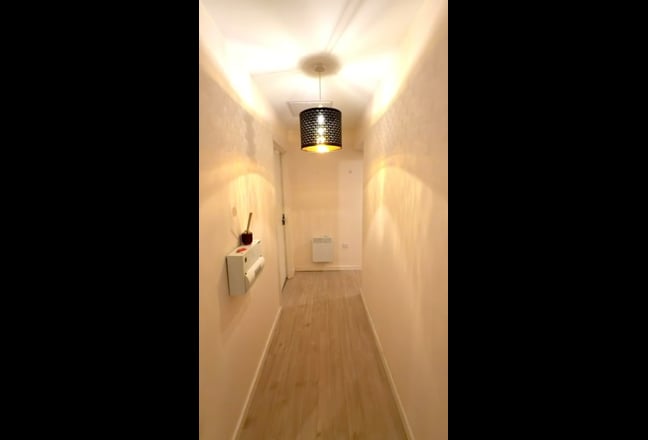 ✨ Modern 2-Bed 1-Bath Flat in City Centre Main Photo