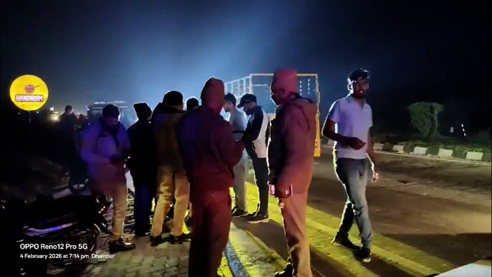 ब्रेकिंग न्यूज़ 
बिजनौर -बिजनौर के थाना धामपुर भारत पेट्रोल पंप के पास तेज रफ़्तार ट्रक का कहर बाइक सवार माँ-बेटी को रौंदा।
हादसे मे माँ बेटी की दर्दनाक मौत, शरीर के अंग बाहर आए।
हादसा देख लोगो के खड़े हो गए रोंगटे मची चीख-पुकार।
सूचना मिलने पर सीओ और कोतवाल मौके पर पहुंचे और ट्रक को पकड़ा आरोपी ट्रक चालक हुआ मौके से फरार