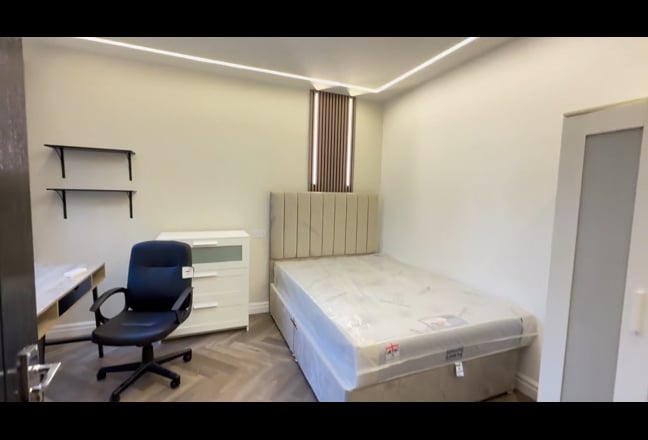 Students/Young Professluxurious New Ultra Modern H Main Photo