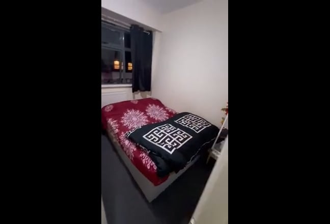 Double room available in a flat  Main Photo