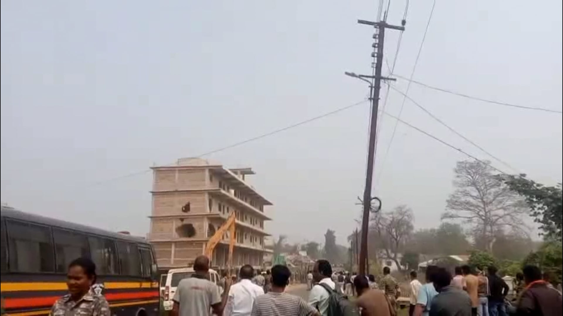 नगरपंचायतीची कारवाई; माजी अध्यक्षांच्या इमारतीवर चालला बुलडोझर...