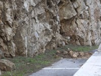 Barreres de seguretat per evitar que noves esllavissades danyin els cotxes