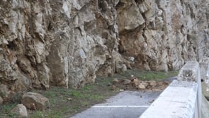 Barreres de seguretat per evitar que noves esllavissades danyin els cotxes