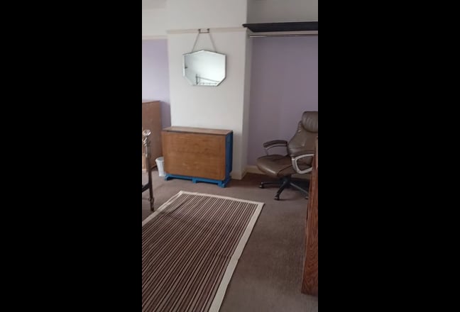 Large light room, in a great location. Main Photo