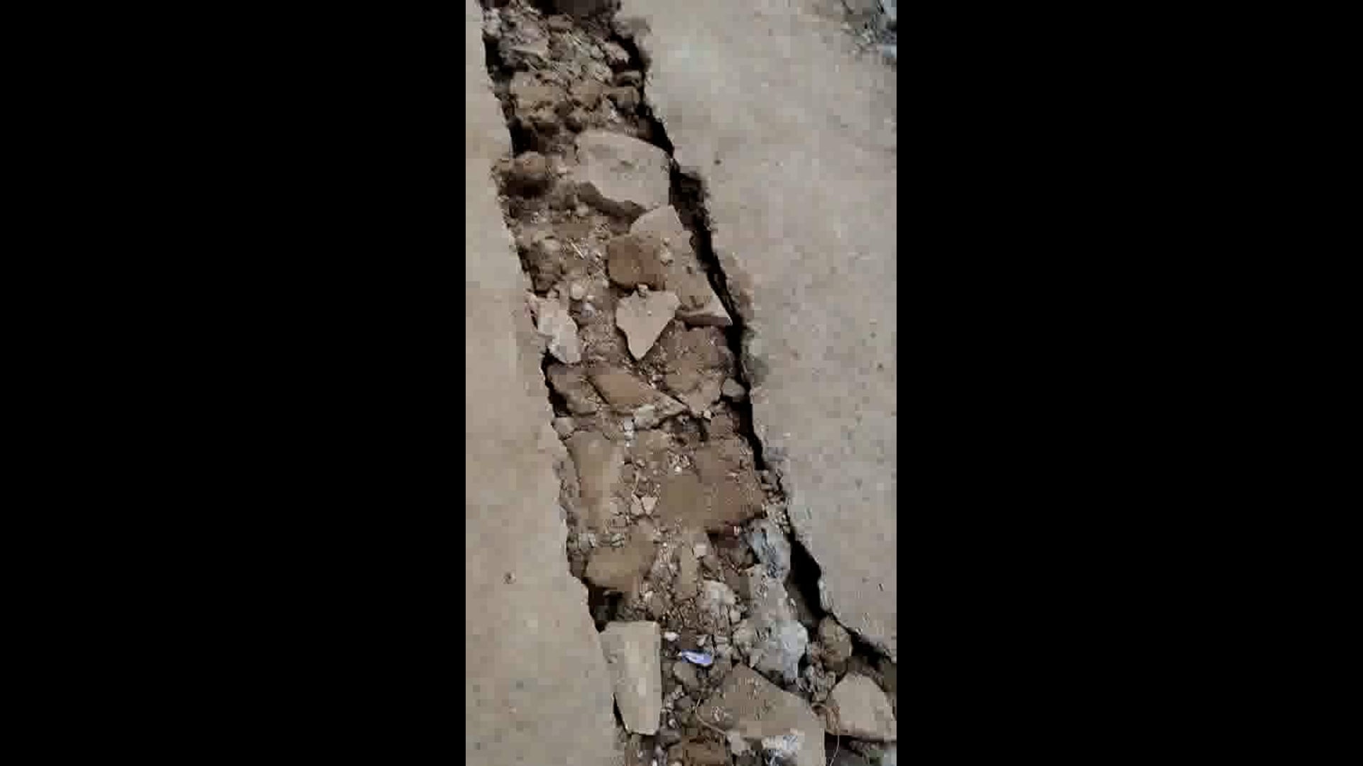 झाँसी प्रेमनगर जीवनपुरा मोहल्ला वार्ड नंबर 29  की पूरी सड़क खराब है। पानी की पाइपलाइन डाल रहे ठेकेदार के कर्मचारी अधूरी 