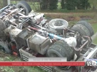 Senigallia - Tir fuori strada per evitare furgone, autista sotto choc
