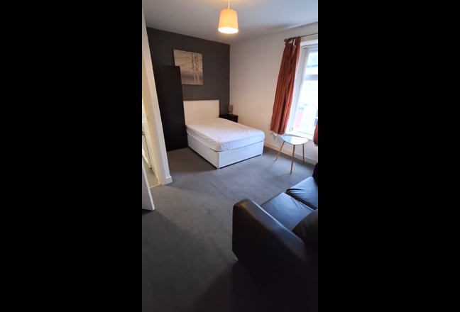 Lovely Large Double in Great Location Main Photo