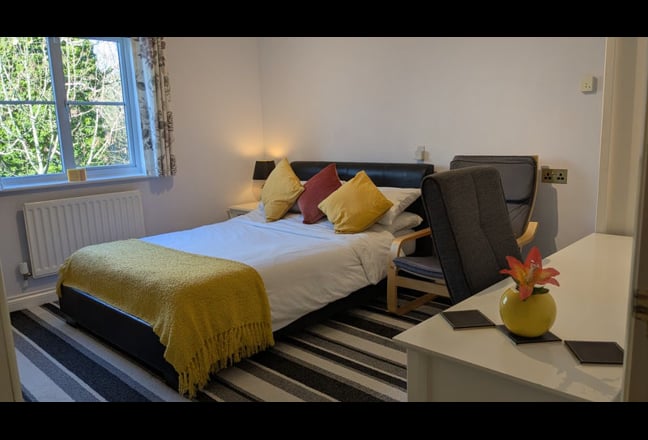 Double Bedroom with En-suite Bathroom and TV Main Photo