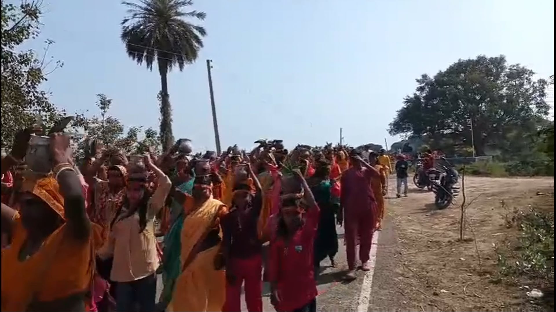 शिवलिंग की प्राण प्रतिष्ठा को लेकर निकाली गई भव्य कलश शोभायात्रा, 1151 महिलाओं एवं युवतियों ने लिया भाग।