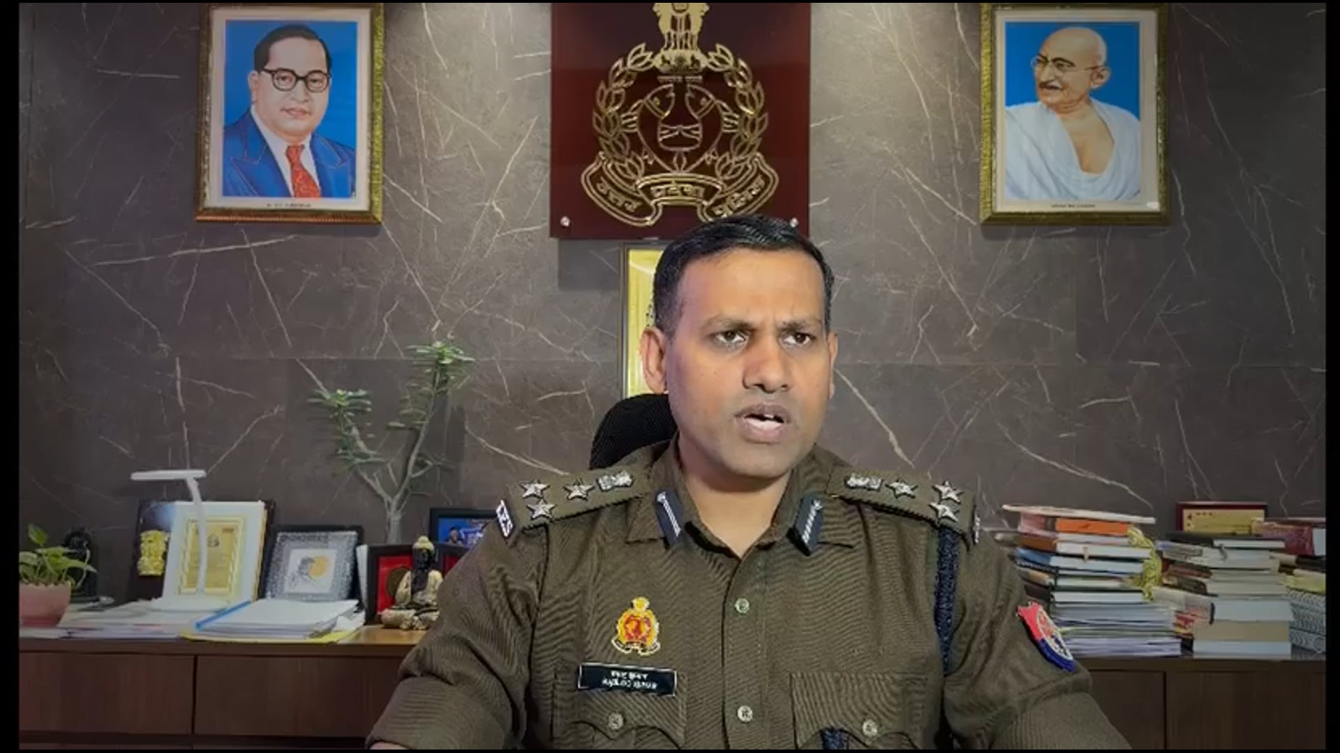 Lko Big Breaking 
*चाइनीज मांझे से हुई मौत को माना जाएगा हत्या, बेचते हुए पाए गए तो चलेगा मर्डर केस*
*मुख्यमंत्री के आदेश जारी होते ही प्रदेश भर की पुलिस आई एक्शन मोड़ पर*
राजधानी लखनऊ में चायनीज़ मांझे के विरूद्ध चलाये जा रहे विशेष अभियान के सम्बन्ध में संयुक्त पुलिस आयुक्त कानून एवं व्यवस्था बबलू कुमार द्वारा दी गयी बाइट!!