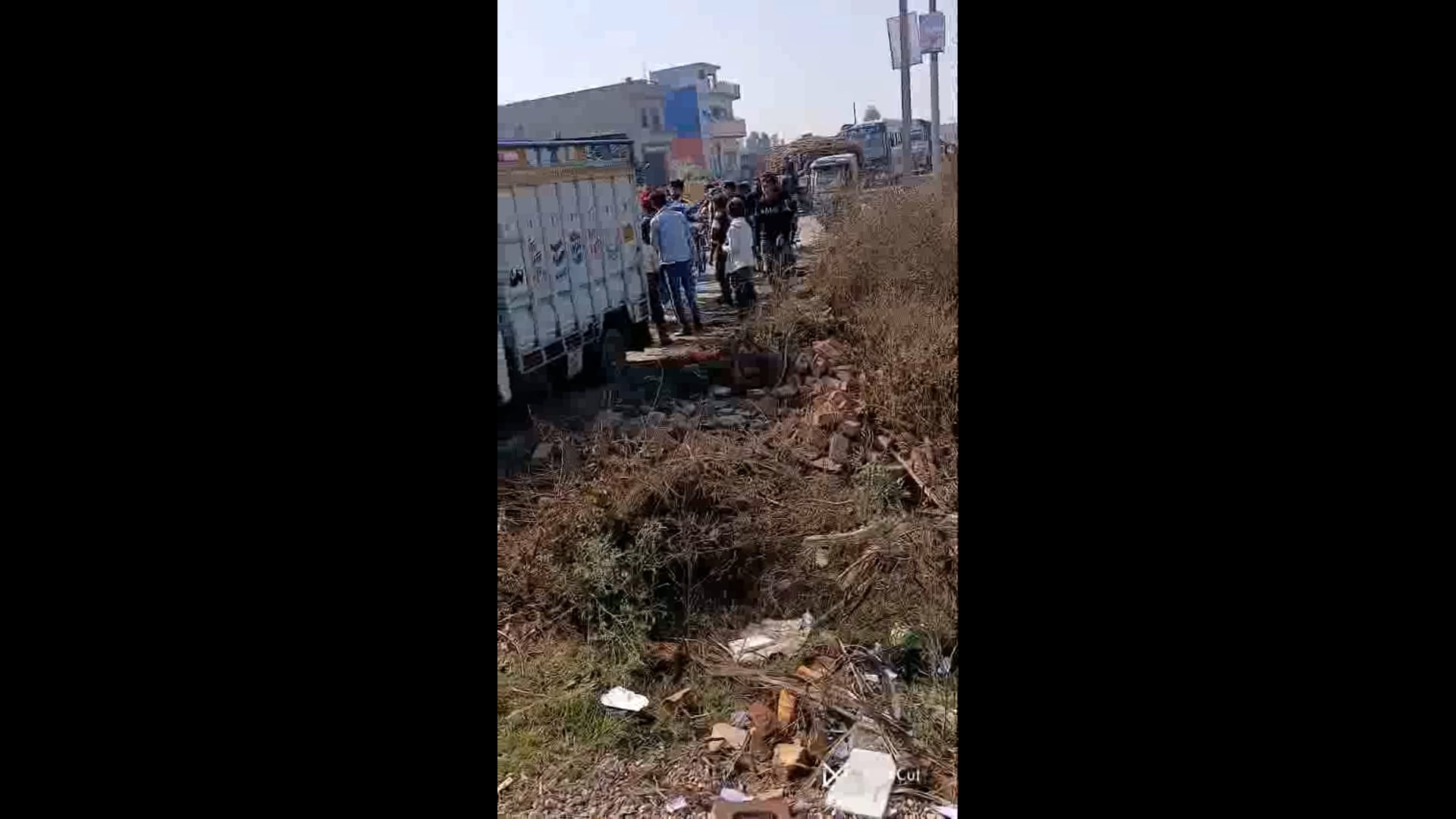 मुजफ्फरनगर! थाना बुढ़ाना क्षेत्र के काली नदी पुल पेट्रोल पंप के पास बाइक सवार तीन युवकों ने छोटा हाथी ड्राईवर के साथ मारपीट कर गंभीर रूप से घायल कर बाइक लेकर फरार