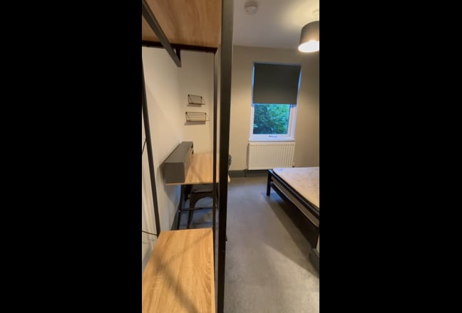 En-Suite - Quiet area - 1 week free!               Main Photo