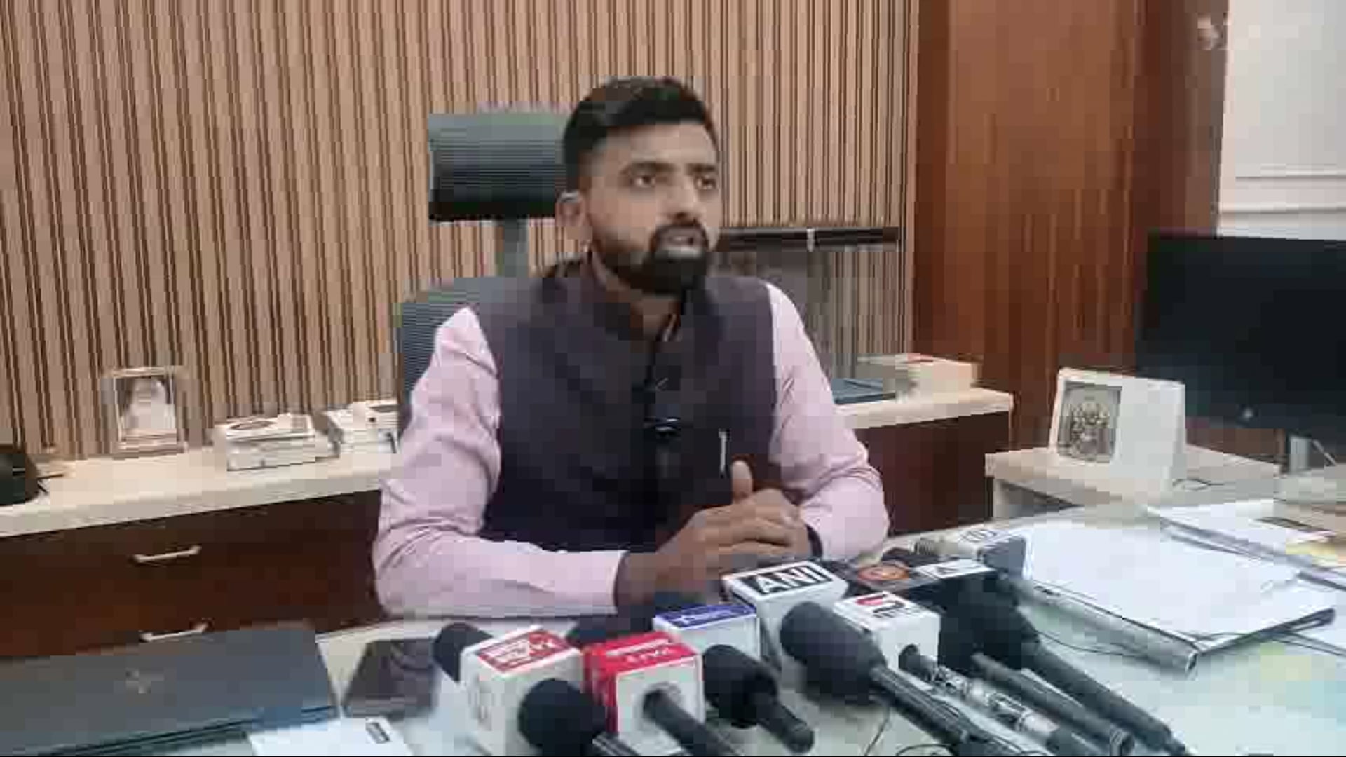 जिल्हाधिकारी अमोल येडगे यांच्या उपस्थितीत कार्यालयात निवडणूक टक्केवारीत वाढ व मतदान करणे विषयी आवाहन केले.